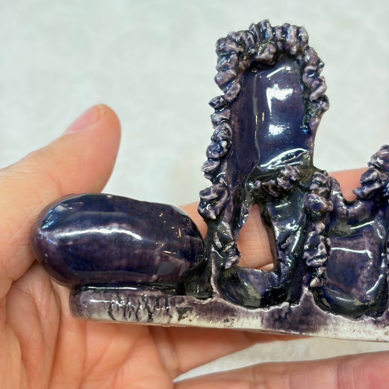 A Chinese aubergine-glazed brush rest and a famille verte sancai biscuit group - 图27