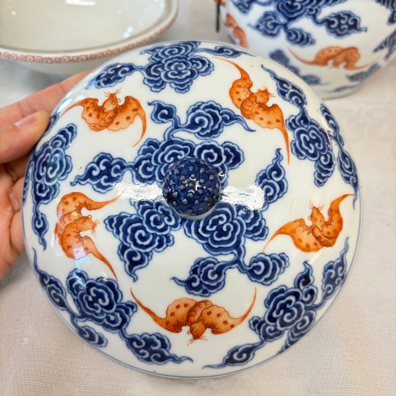 洪福齊天 | A pair of Chinese blue, white and iron-red 'Hong Fu Qi Tian 洪福齊天' warming bowls and covers - 图13