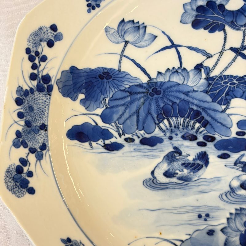A Chinese blue and white 'Mandarin Duck' dish and a crackle-glazed dish - 图6