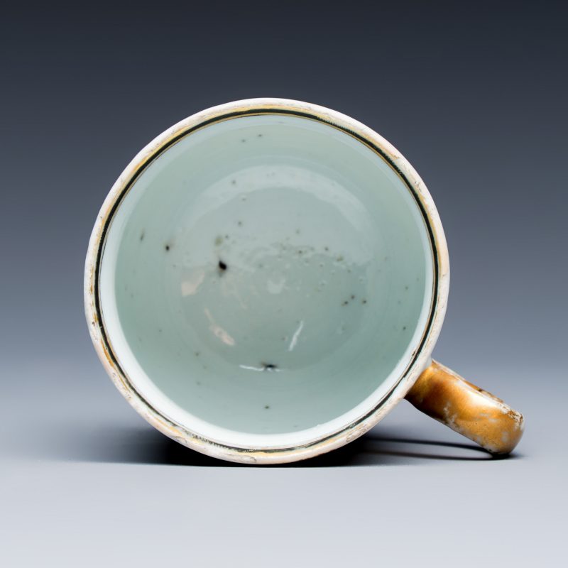 A fine Chinese famille rose cup and saucer with narrative design - 图9