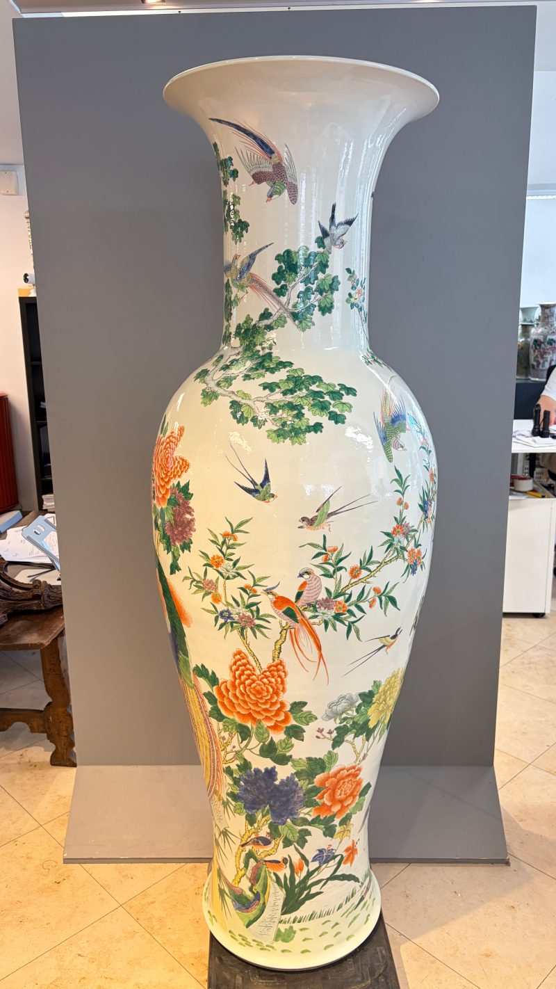 A massive pair of Chinese famille verte 'Phoenixes and Birds' vases - 图15