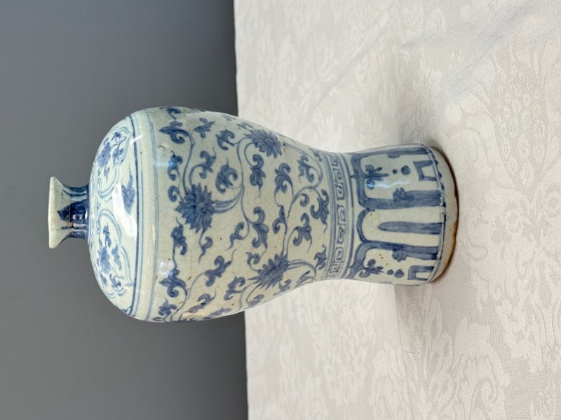 A Chinese blue and white 'Meiping' vase with lotus scrolls - 图8