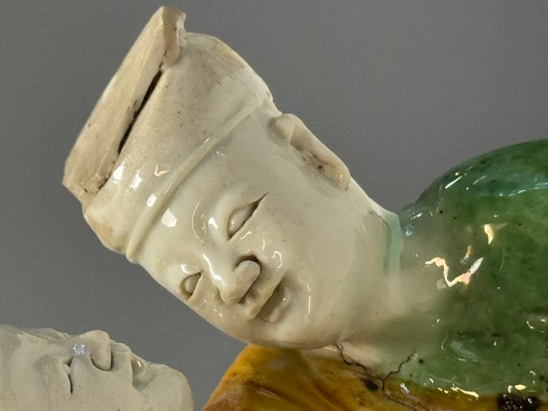 A Chinese famille verte sancai biscuit group of a man embracing a lady - 图14