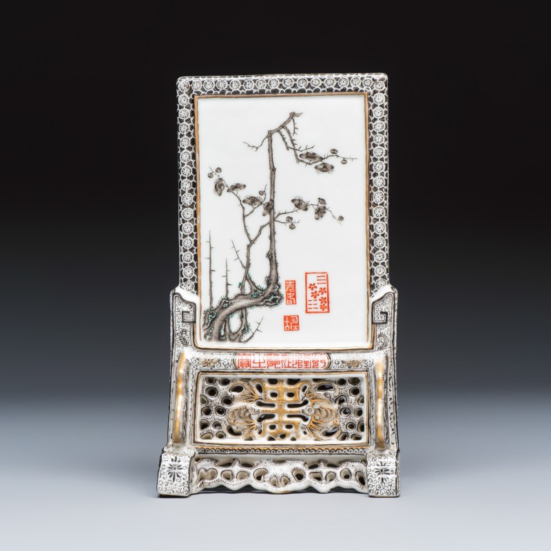 A fine Chinese gilt-grisaille and famille rose table screen - 图4