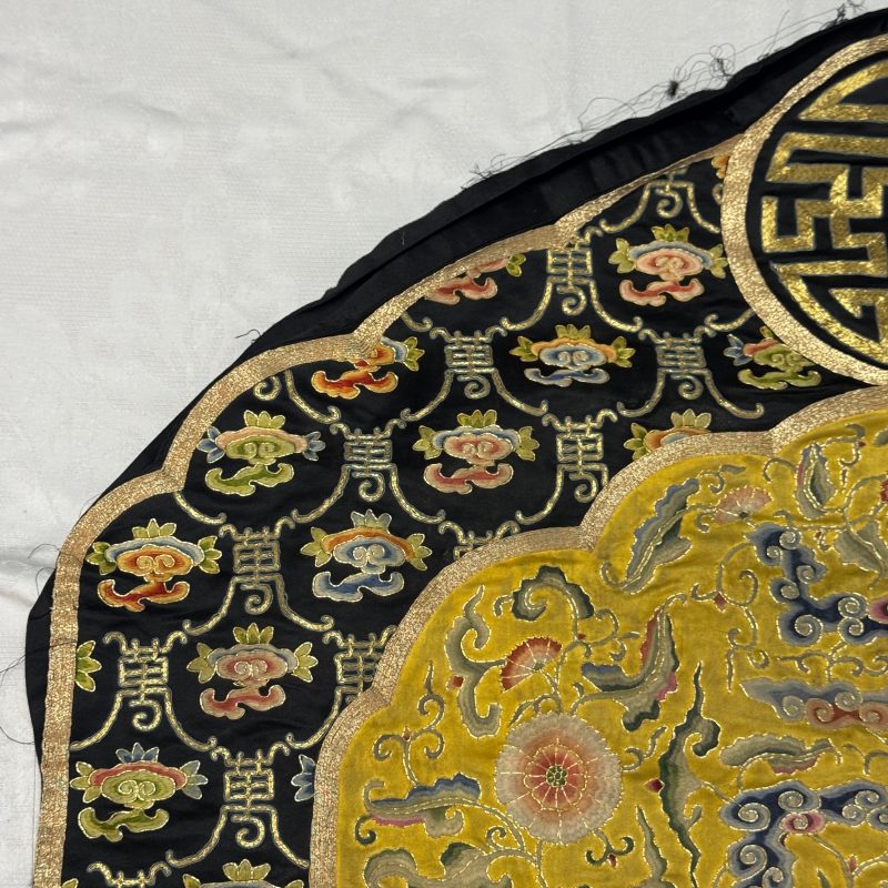 萬壽 | A Chinese yellow-ground silk and gold-thread embroidered 'Wan Shou 萬壽' panel - 图8