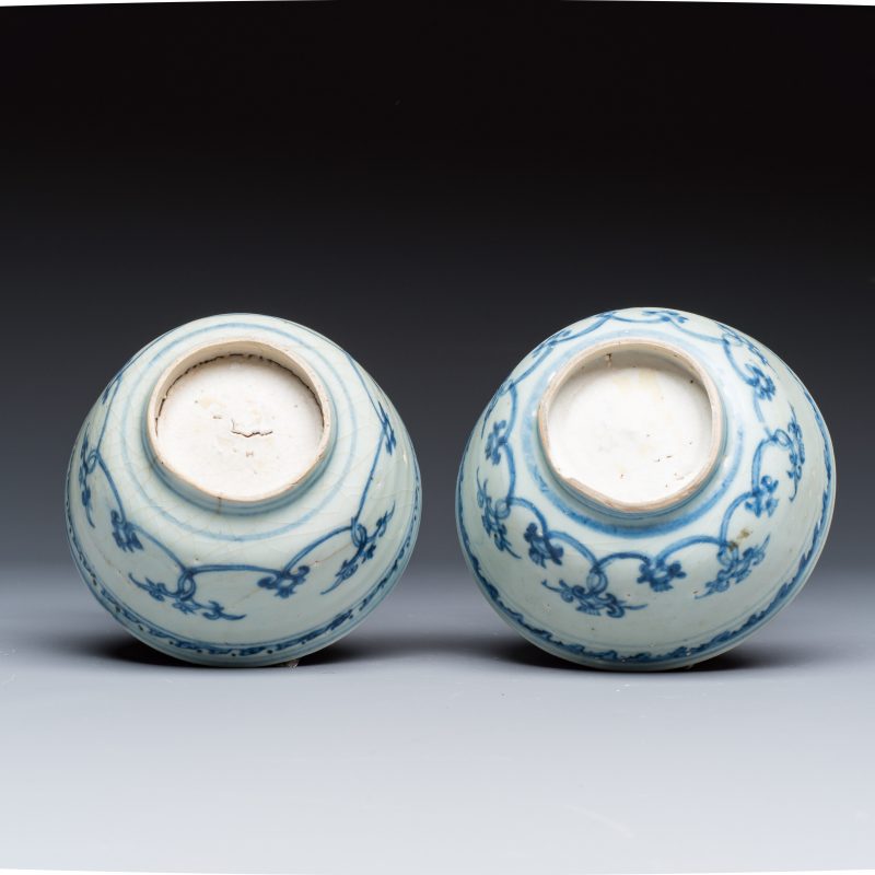 Two Chinese blue and white bowls, a plate, a celadon kendi and a vase - 图7