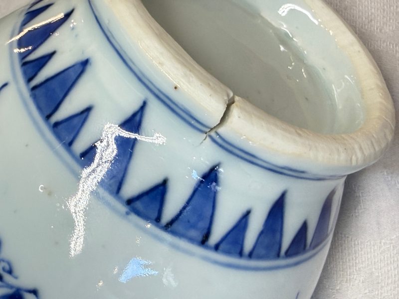 A Chinese blue and white double-handled vase with floral design - 图19