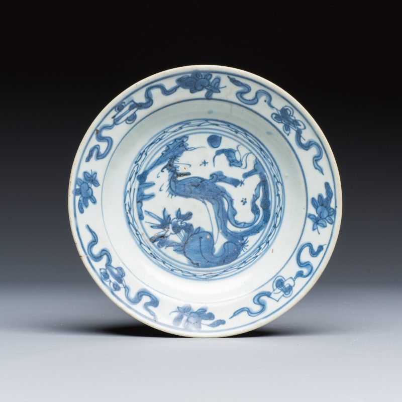 Two Chinese blue and white bowls, a plate, a celadon kendi and a vase - 图8