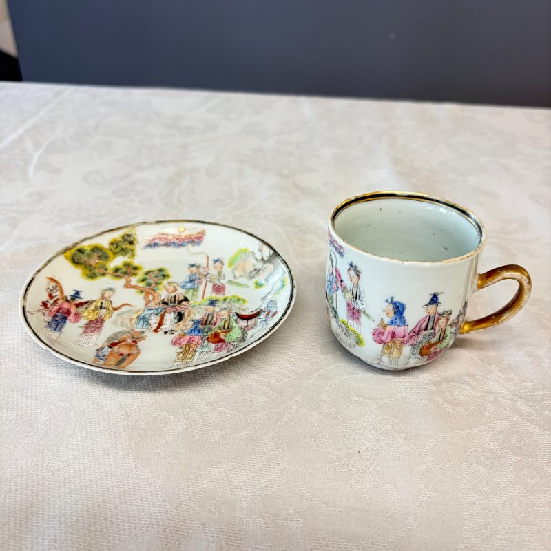 A fine Chinese famille rose cup and saucer with narrative design - 图10