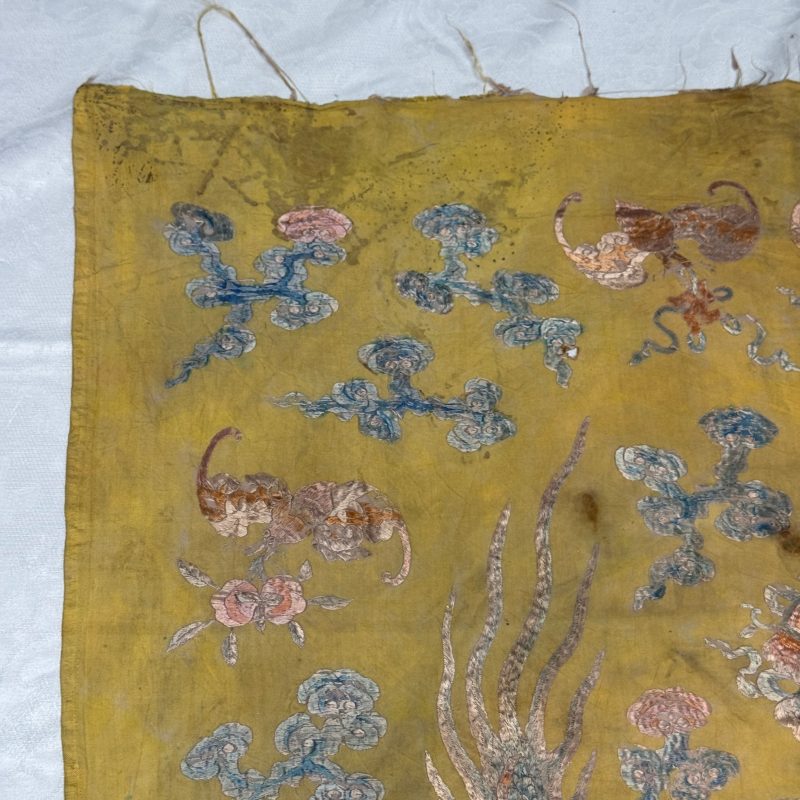 A pair of Chinese yellow-ground embroidered 'Dragons' and 'Phoenixes' panels - 图57