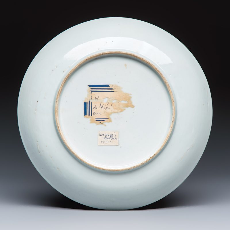 A Chinese famille rose armorial dish with the arms of Goos de Ghyseghem, Vecquemans and Golbeau for the Belgian market - 图2