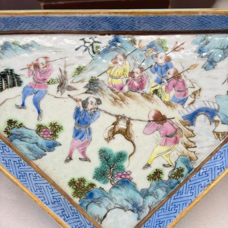 A Chinese famille rose 'Foreigners Hunting' six-piece sweetmeat set on a wooden tray - 图34