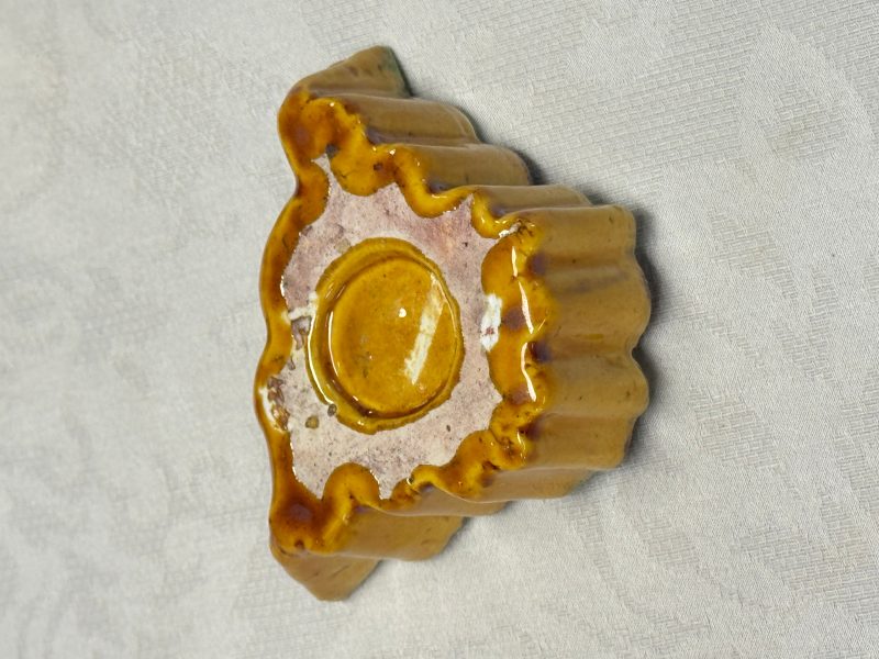 A pair of Chinese famille verte sancai biscuit 'Butterfly' water pots and a pair of shoes - 图25
