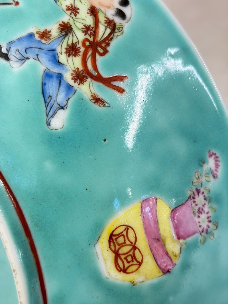 A Chinese famille rose turquoise-ground 'Playing Boys' plate - 图17
