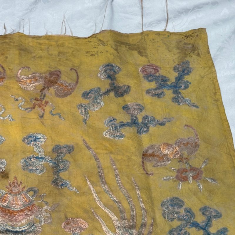 A pair of Chinese yellow-ground embroidered 'Dragons' and 'Phoenixes' panels - 图59