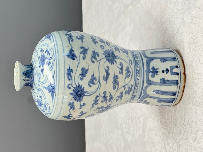 A Chinese blue and white 'Meiping' vase with lotus scrolls - 图10