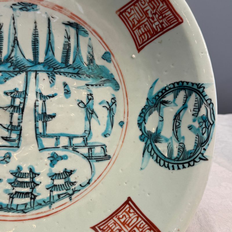 A Chinese Swatow turquoise-enamelled iron-red-decorated 'Split Pagoda' dish - 图8