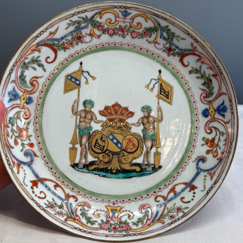 A Chinese famille rose armorial dish with the arms of Goos de Ghyseghem, Vecquemans and Golbeau for the Belgian market - 图3