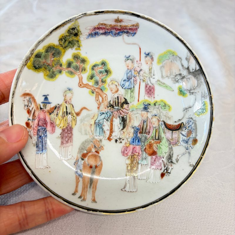 A fine Chinese famille rose cup and saucer with narrative design - 图11