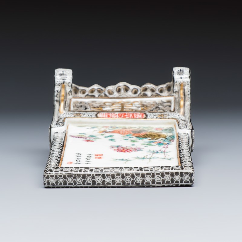 A fine Chinese gilt-grisaille and famille rose table screen - 图6