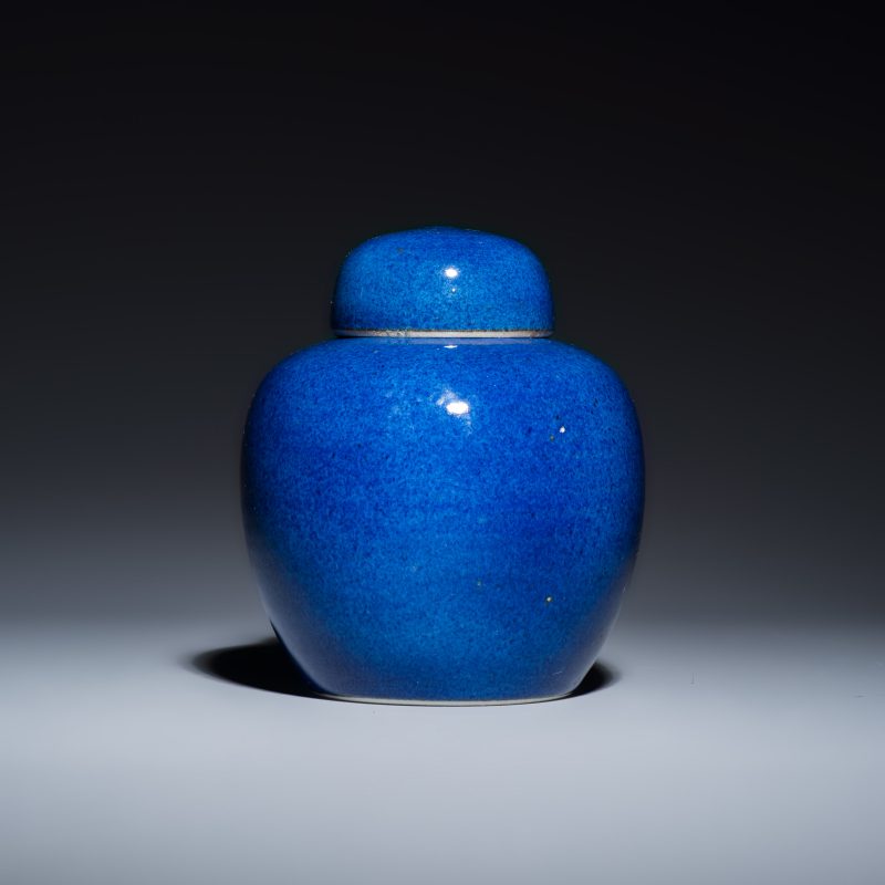 Three Chinese monochrome wares, one with a wooden stand - 图11