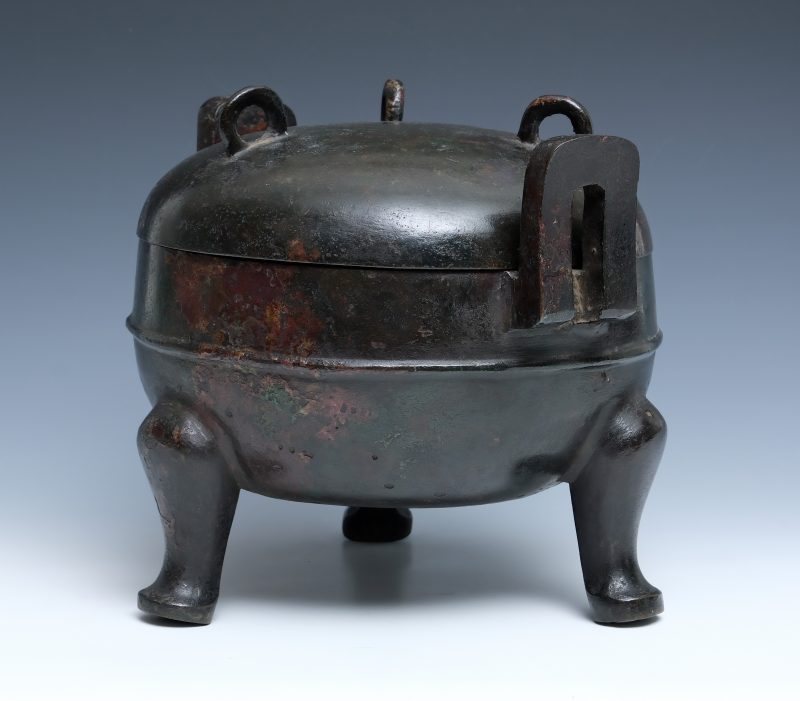 A large bronze ritual cauldron with cover, Ding - 图4