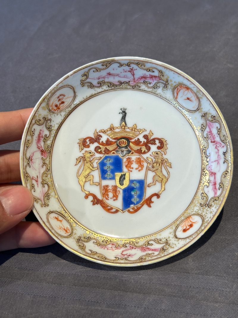 A pair of Chinese famille rose armorial saucers with the arms of Arendsma van Idsinga for the Dutch market - 图15