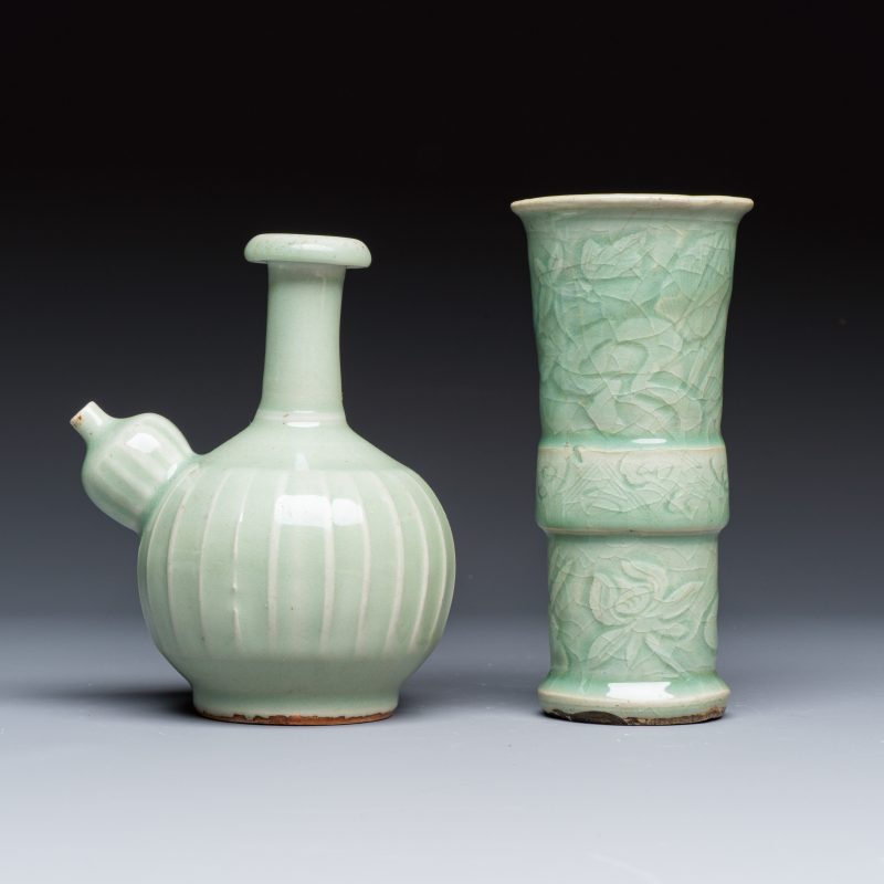 Two Chinese blue and white bowls, a plate, a celadon kendi and a vase - 图10