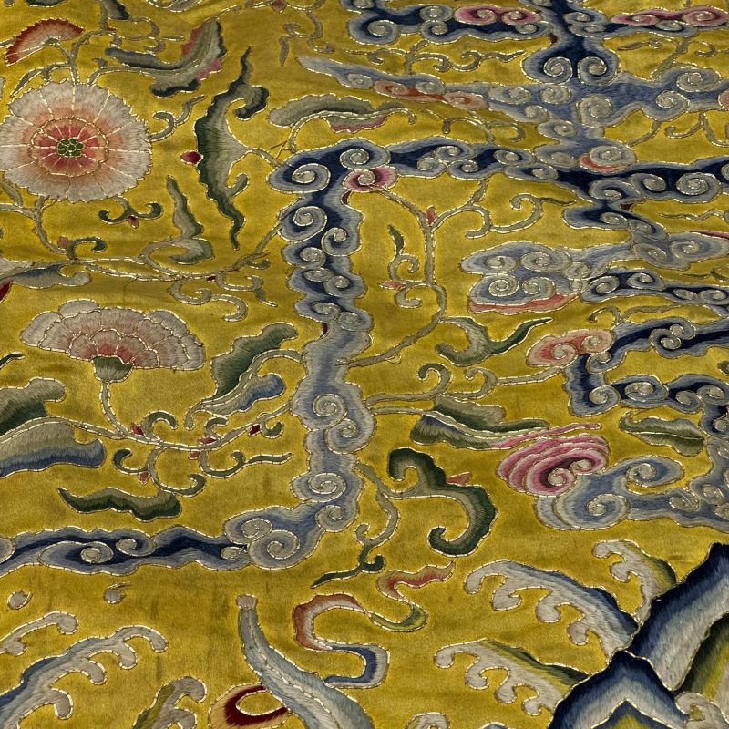 萬壽 | A Chinese yellow-ground silk and gold-thread embroidered 'Wan Shou 萬壽' panel - 图10
