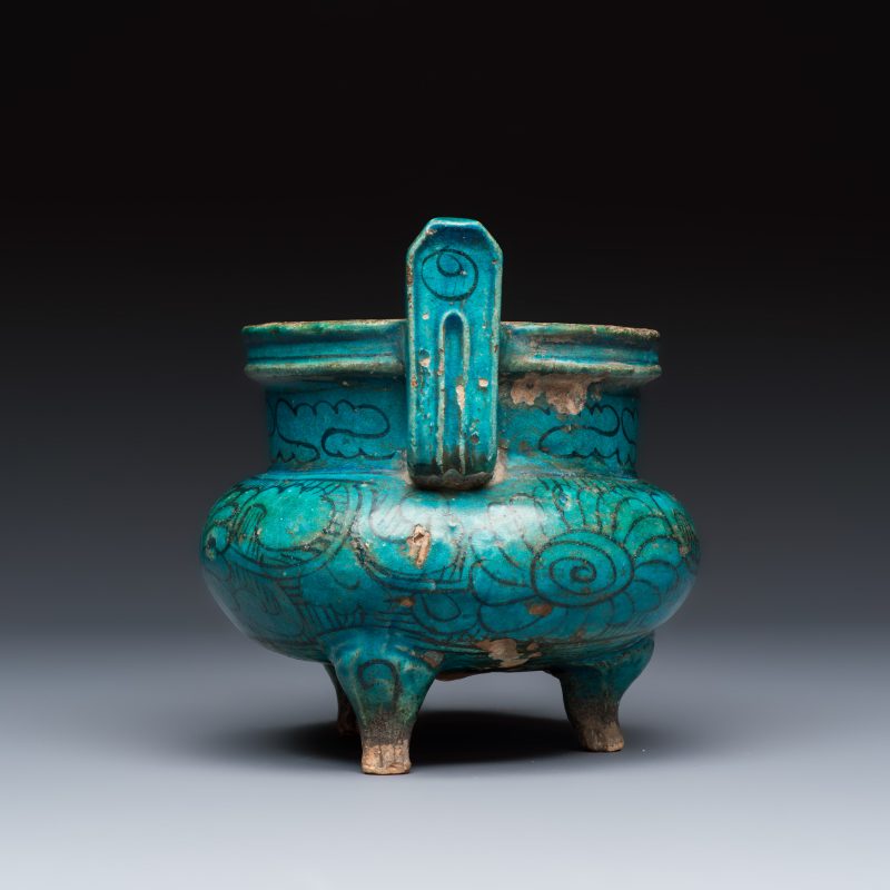 A Chinese peacock-blue-glazed tripod incense burner with wooden cover - 图6