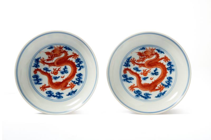 A pair of iron-red and underglaze blue 'dragon' saucers, Daoguang mark and of the period (1821-1850) - 图1