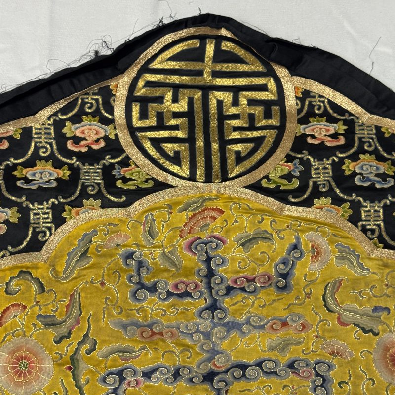 萬壽 | A Chinese yellow-ground silk and gold-thread embroidered 'Wan Shou 萬壽' panel - 图9