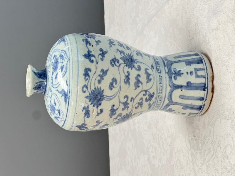 A Chinese blue and white 'Meiping' vase with lotus scrolls - 图9