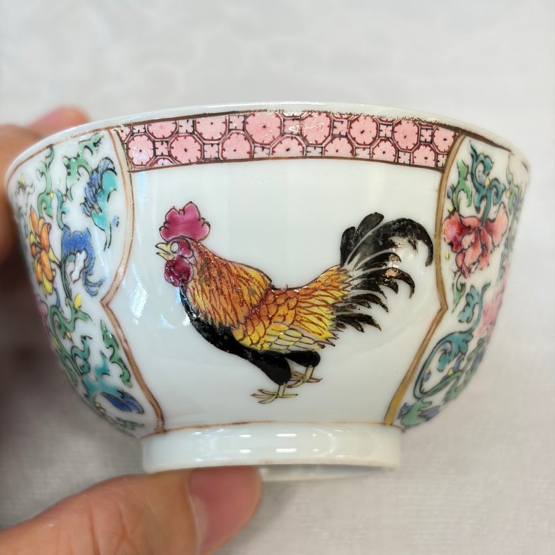 A pair of fine Chinese famille rose 'Rooster' tea bowls and saucers - 图34