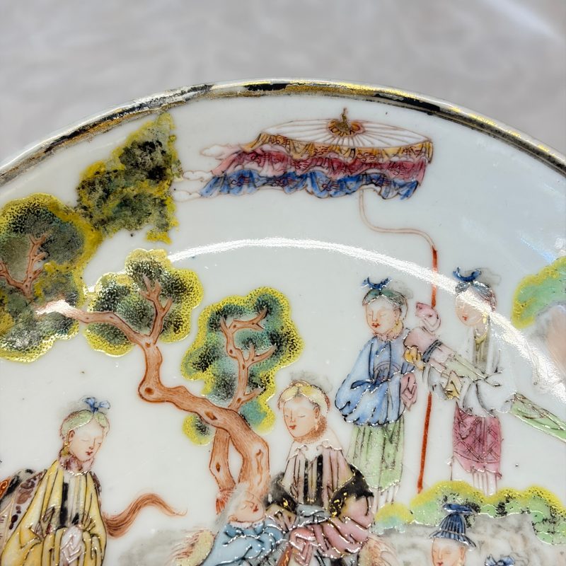 A fine Chinese famille rose cup and saucer with narrative design - 图12
