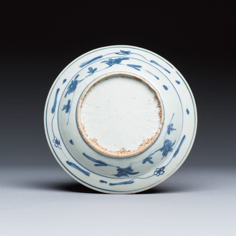 Two Chinese blue and white bowls, a plate, a celadon kendi and a vase - 图9