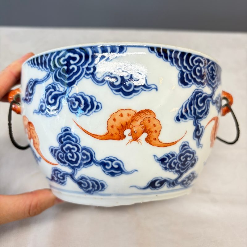 洪福齊天 | A pair of Chinese blue, white and iron-red 'Hong Fu Qi Tian 洪福齊天' warming bowls and covers - 图17