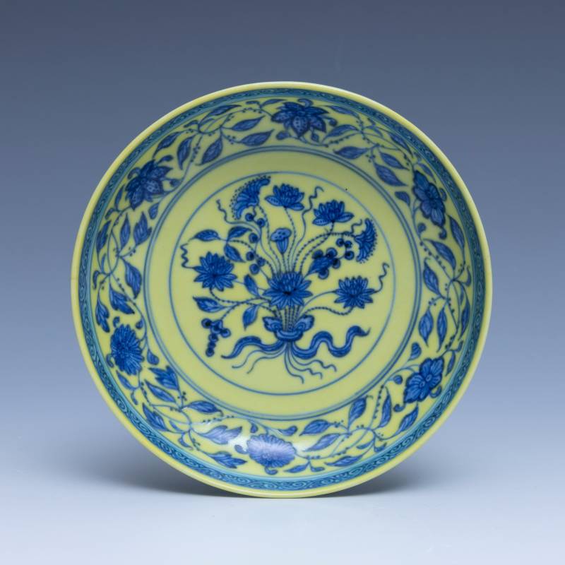 A pair of Ming-style yellow-ground blue and white saucers, Qianlong mark and of the period (1736-1795) - 图2