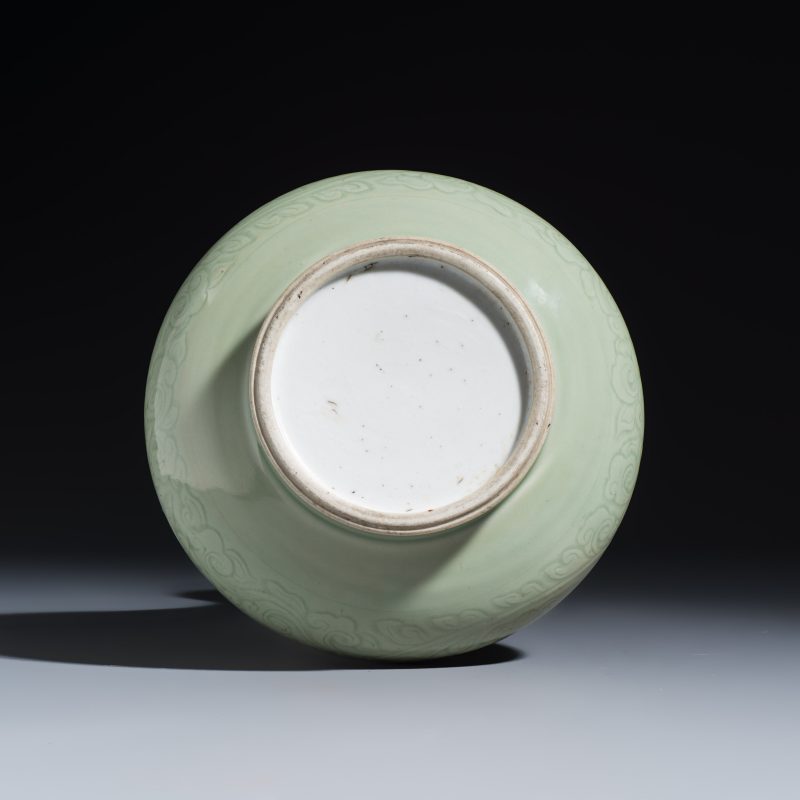 A Chinese celadon-glazed incised 'Yuhuchunping' vase with lotus scroll design - 图7