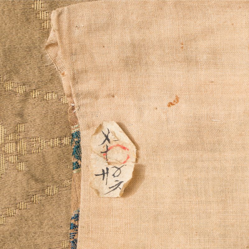 A Chinese embroidered silk panel - 图2