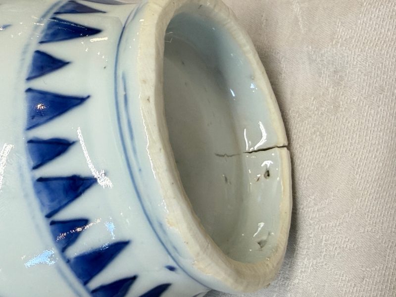 A Chinese blue and white double-handled vase with floral design - 图22