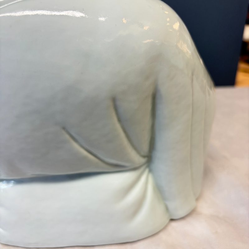 A Chinese white-glazed Milefo Buddha on a gilt-lacquered wooden lotus throne - 图31