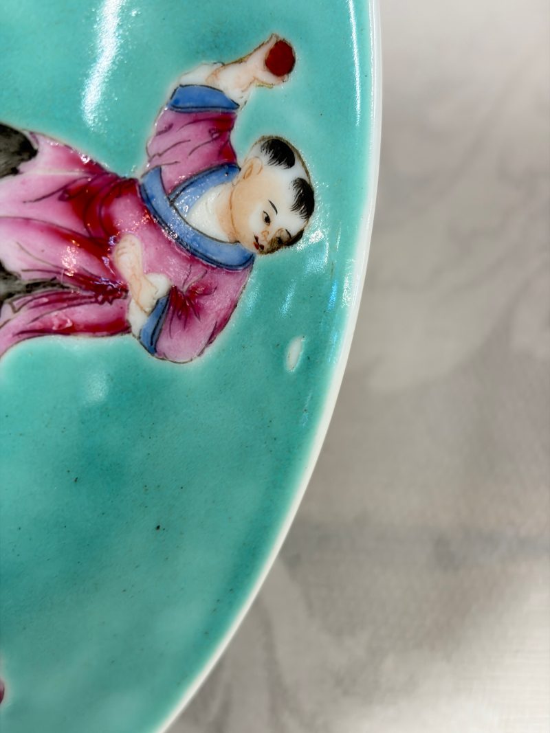 A Chinese famille rose turquoise-ground 'Playing Boys' plate - 图18