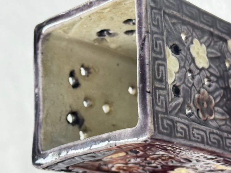 A pair of Chinese aubergine-glazed openworked square brush pots on later wooden stands - 图19