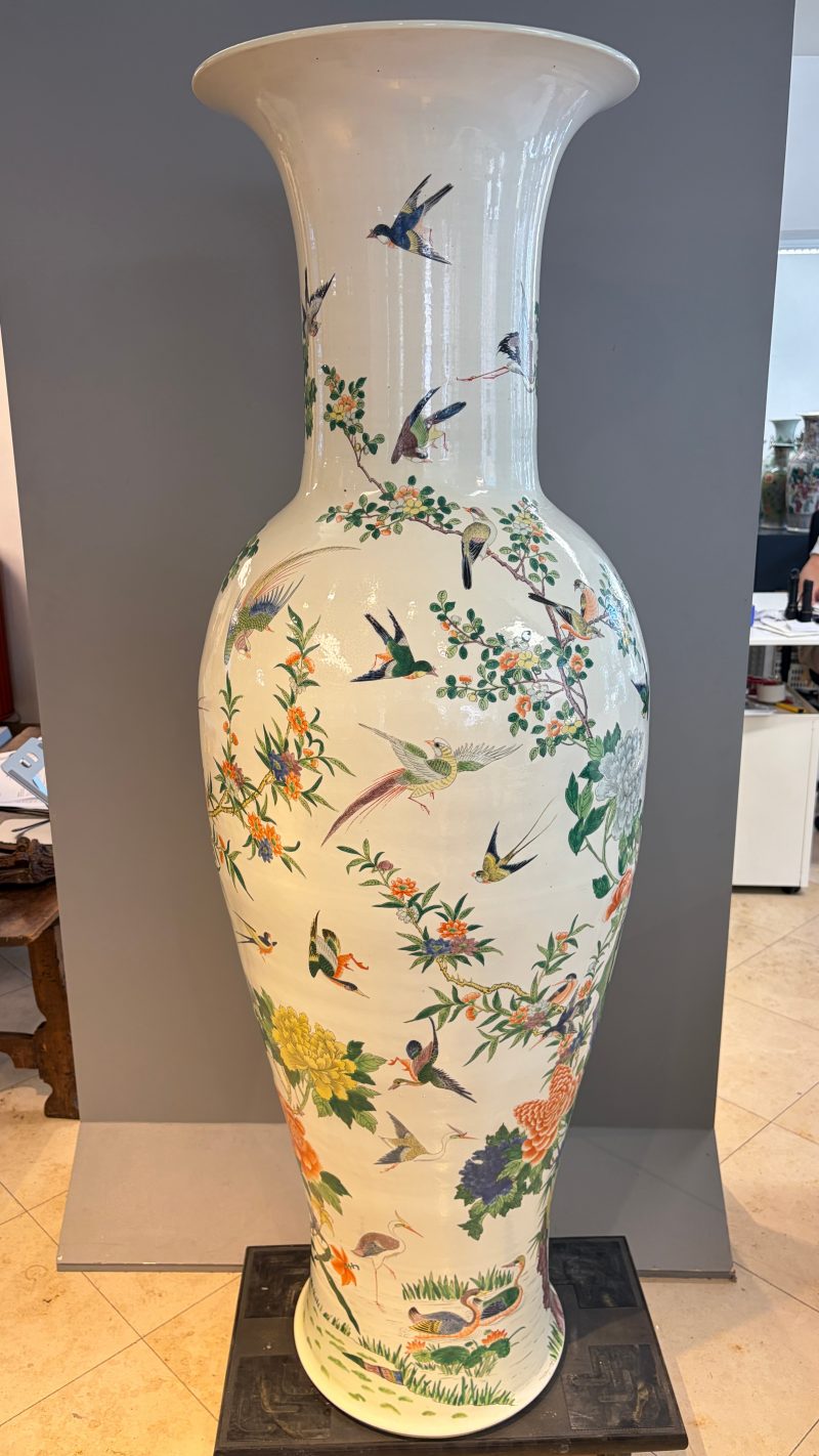 A massive pair of Chinese famille verte 'Phoenixes and Birds' vases - 图19