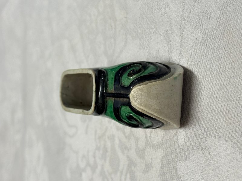 A Chinese famille verte sancai biscuit libation cup and a model of a shoe - 图12