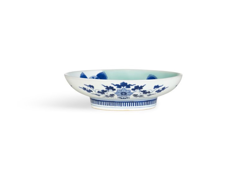 A porcelain dish, Nabeshima ware, Hizen, Edo period, late 17th – early 18th century | 青磁染付紫陽花文皿　肥前　鍋島藩窯　江戸時代中期　17世紀後半～18世紀前半 - 图2