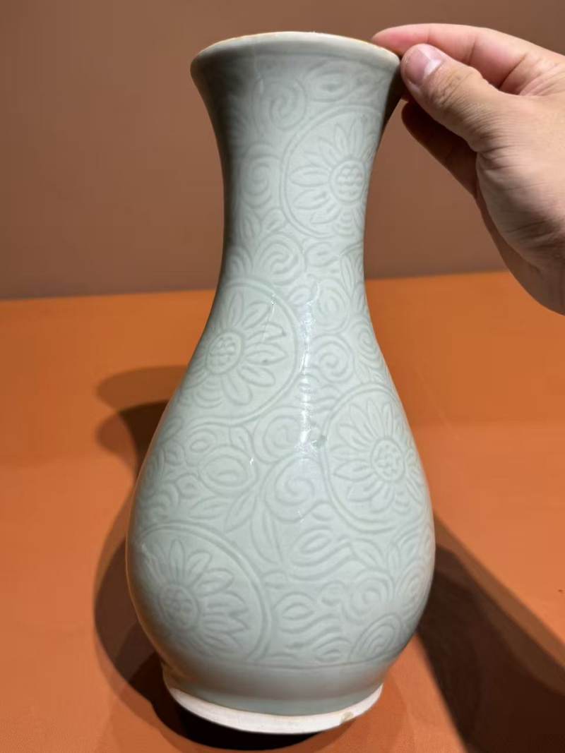 明晚期 青釉暗刻花卉纹瓶 - 图5