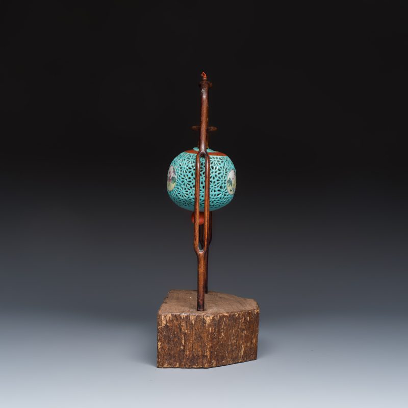 A Chinese famille rose turquoise-ground reticulated incense ball and cover, and a wooden stand - 图4