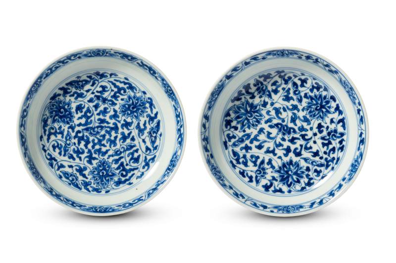 A pair of blue and white 'lotus' dishes, Kangxi mark and of the period (1662-1722) - 图1
